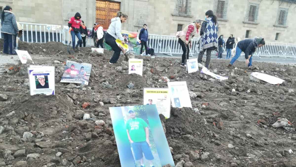 Familias De Desaparecidos Instalan Fosas Frente A Palacio Nacional