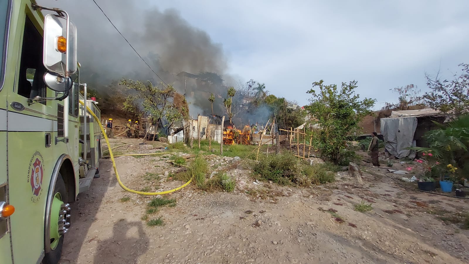 Fuego En Inmueble De L Mina Y Madera Deja Da Os Materiales Cafe Negro