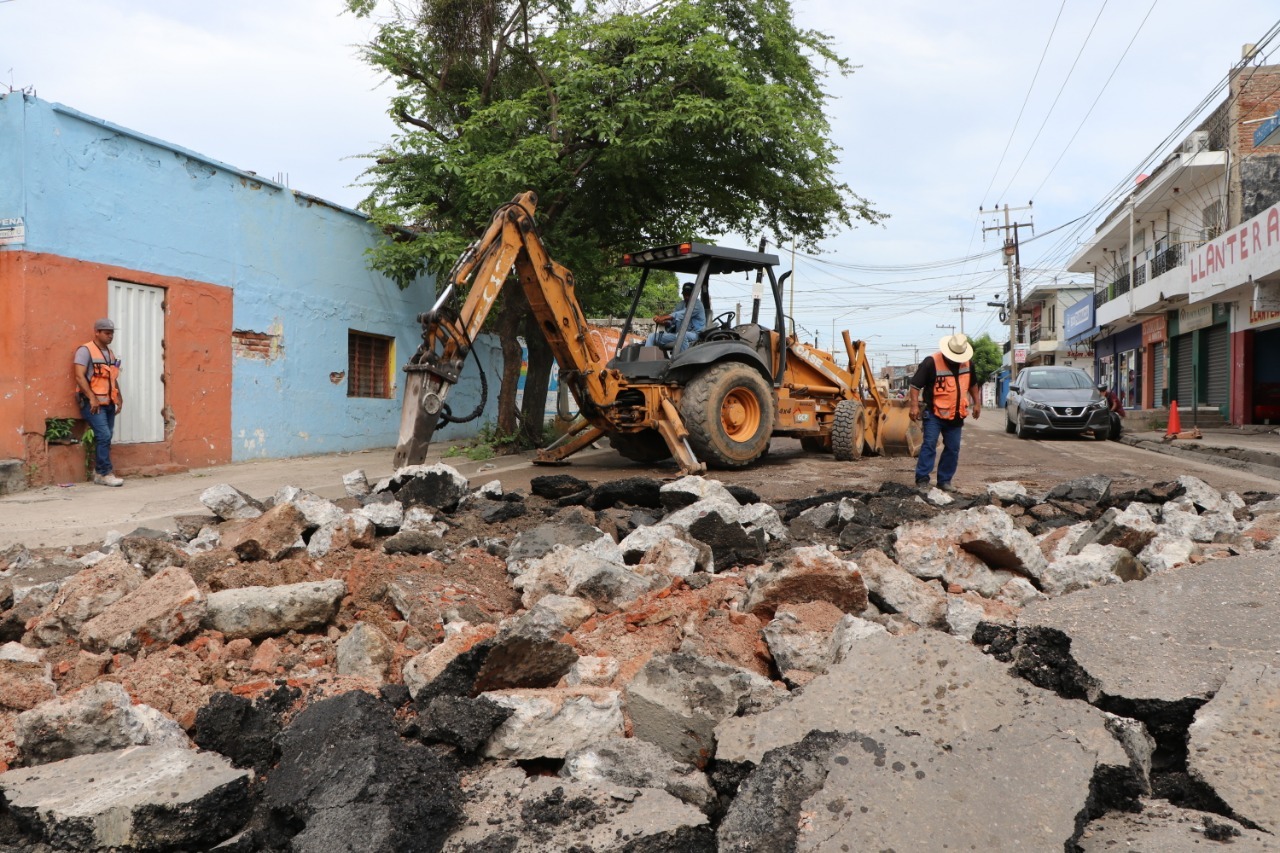 Obras Públicas de Mazatlán atiende tramo de avenida Insurgentes