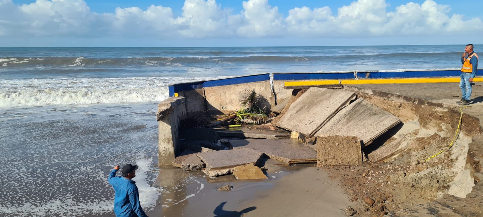 Oleaje De Kay Termina Por Colapsar Malec N De Playa Ceuta Cafe