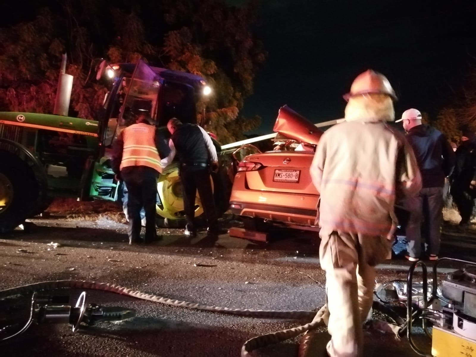Choque entre auto y tractor deja un muerto en Navolato